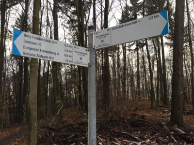 Gut ausgeschilderte Wege ermutigen zum Wandern. Vor allem die Entfernungsangaben in Kilometern erleichtern die Wegeplanung. Wanderwegweisung Burgensteig