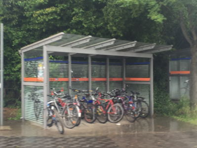 Überdachte Fahrradabstellanlagen an Haltestellen des ÖPNV erweitern den Aktionsradius sowohl von Rad- als auch Öffentlichem Personennahverkehr Überdachte Fahrradabstellanlagen an Haltestellen des ÖPNV erweitern den Aktionsradius sowohl von Rad- als auch Öffentlichem Personennahverkehr