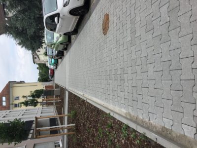 Seitdem der Gehweg neu gebaut wurde, parken Menschen ihr Autos hier nicht mehr halb auf dem Bürgergersteig. auf diesem Gehwegabschnitt wird nicht geparkt