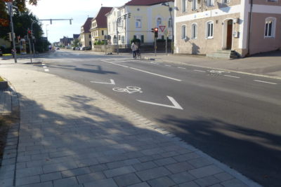 Gehwege für Gehende, Radfahren auf der Fahrbahn Gehwege für Gehende, Radfahren auf der Fahrbahn