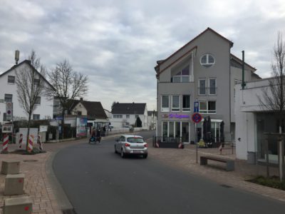Oft sind Verkehrsflächen in Städten und Gemeinden begrenzt vorhanden. Die Fahrbahn muss breit genug für Busverkehr sein. Autos, Fahrräder und Menschen ohne Fahrzeug sollten künftig gleichberechtigt unterwegs sein dürfen. Verkehrsflächen sind in Ortschaften meist begrenzt