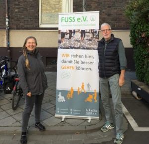 Der gemeinnützige Verein Fuss unterstützt die Forderung nach mehr Platz für Gehende beim Parking Day in Darmstadt.