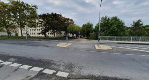Diese Mittelinsel kann als Querungshilfe für Radfahrende und Gehende markierungstechnisch aufgewertet oder alternativ dazu baulich verbreitert werden.