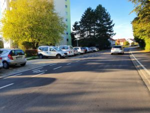 Schutzstreifen markiert die Fläche für Radverkehr, Fahrzeugführer werden durch diese Markierung an Radverkehr auf der Fahrbahn erinnert.