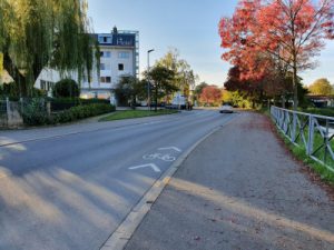 Sharrows auf der Fahrbahn zeigen allen Verkehrsteilnehmenden: hier wird mit dem Fahrrad auf der Fahrbahn gefahren.