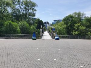 Der ICE-Bahnhof ist mittels Brücke mit dem Zentrum verbunden.