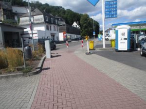 Das Radfahren wird hier durch Einbauten auf dem Radweg behindert.